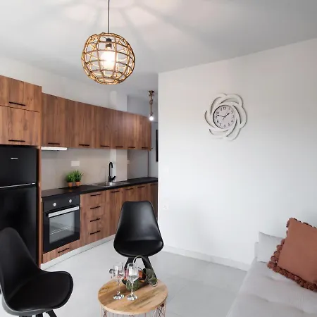 Apartman Birds Apartment - Shared Pool Access Nikiána