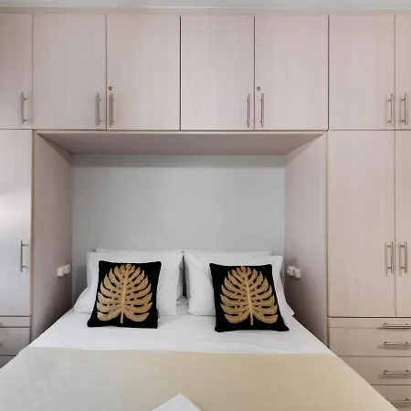 Birds Apartment - Shared Pool Access Apartman *